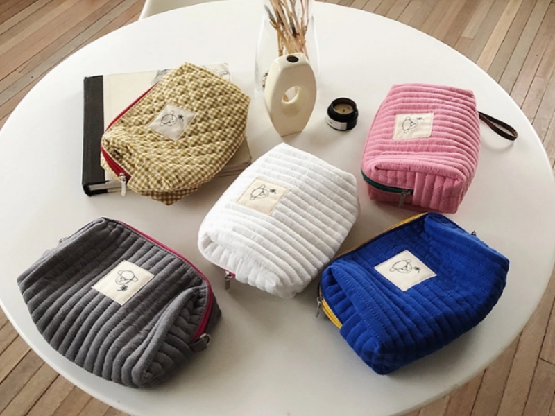 Cosmetic bag 21.png
